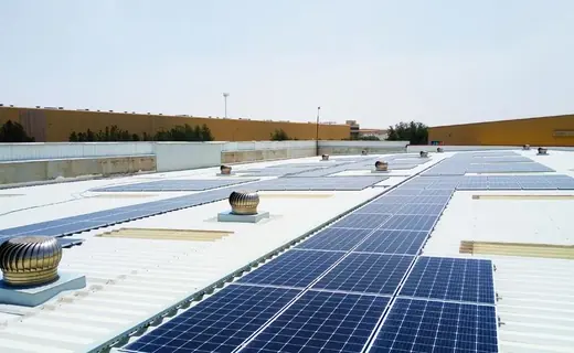 Ряды панелей на крышах складов Danube Group в Джафзе